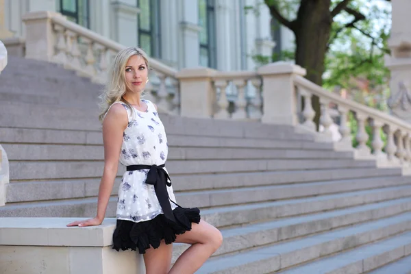 Young woman walking — Stock Photo, Image