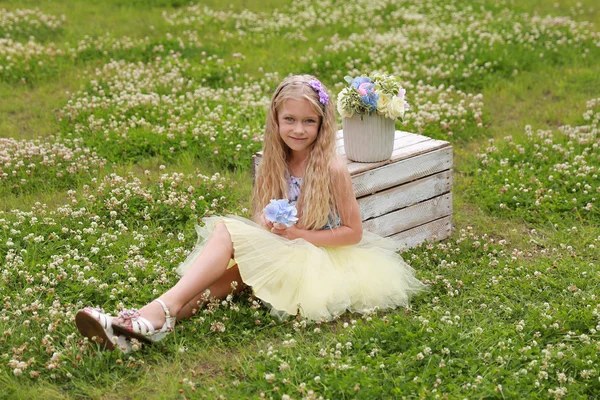 Girl with flowers — Stock Photo, Image