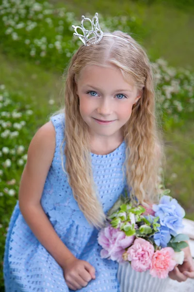 Flicka med blommor — Stockfoto