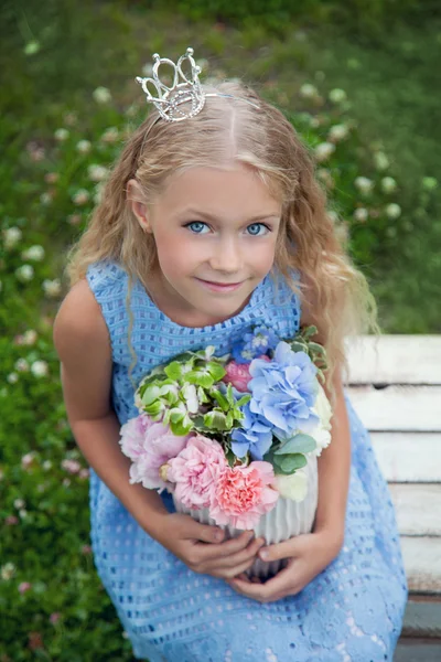 Fille avec des fleurs — Photo