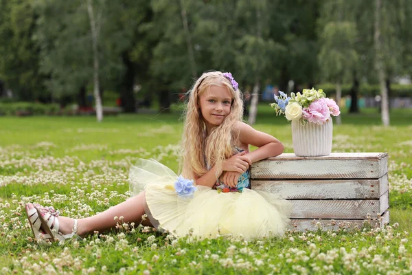 Meisje met bloemen — Stockfoto