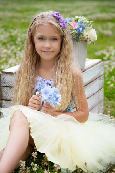 Mädchen mit Blumen — Stockfoto