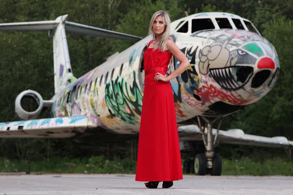 Frau und altes Flugzeug — Stockfoto