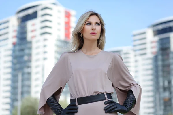 Mujer posando al aire libre — Foto de Stock