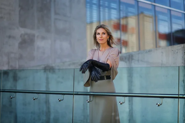 Girl and building — Stock Photo, Image