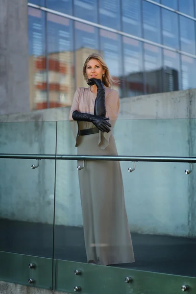 Mulher posando ao ar livre — Fotografia de Stock