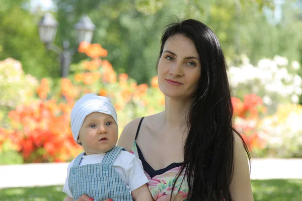 Glückliche junge Familie — Stockfoto