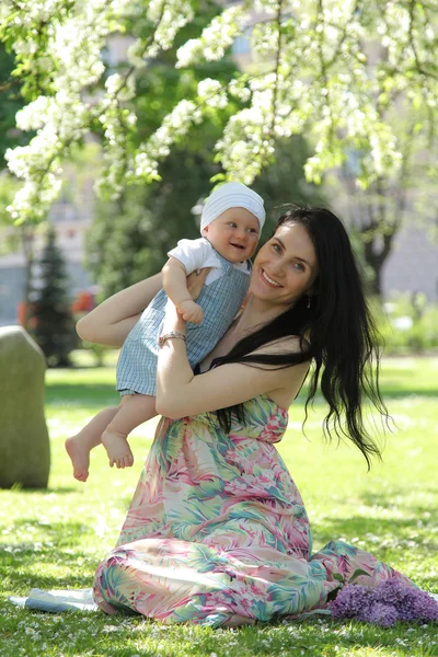 Jovem família feliz — Fotografia de Stock