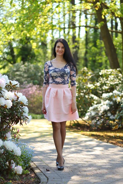 Vrouw in park — Stockfoto