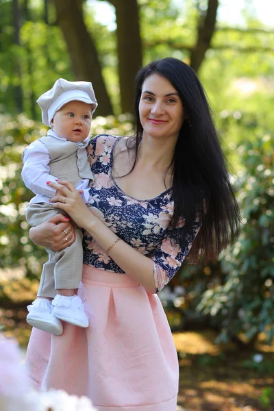 Familia joven feliz — Foto de Stock