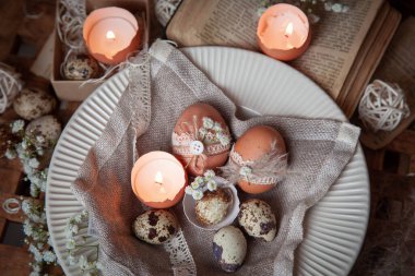 Kırsal arkaplanda Paskalya yumurtaları süsle