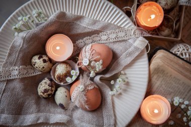 Kırsal arkaplanda Paskalya yumurtaları süsle