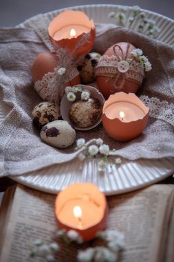 Kırsal arkaplanda Paskalya yumurtaları süsle