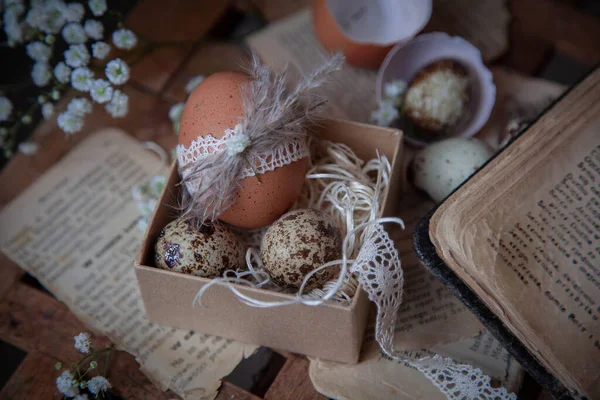 Zdobená Velikonoční Vajíčka Rustikální Knize Stock Obrázky