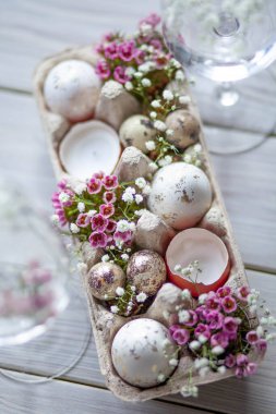 Yumurta ve çiçekli Paskalya kompozisyonu