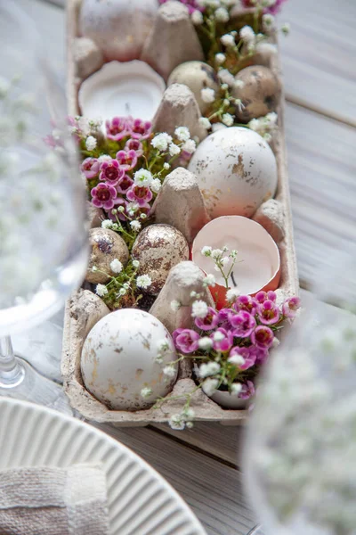 Osterkomposition Mit Eiern Und Blumen Stockbild