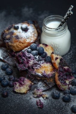 Siyah arka planda yabanmersinli tatlı kek.