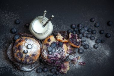 Siyah arka planda yabanmersinli tatlı kek.