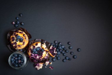 Siyah arka planda yabanmersinli tatlı kek.