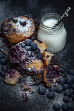 Siyah arka planda yabanmersinli tatlı kek.