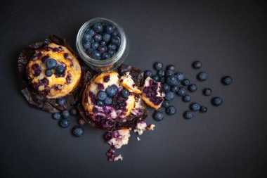 Siyah arka planda yaban mersinli tatlı kek