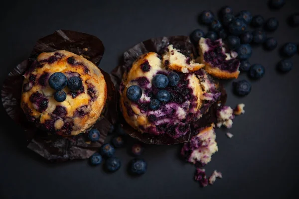 Bolinho Doce Com Mirtilo Fundo Preto — Fotografia de Stock