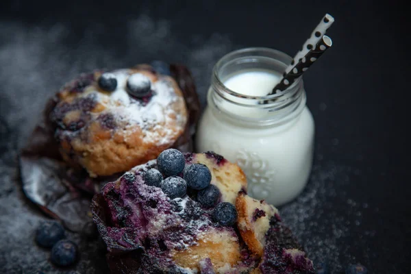 Édes Muffin Áfonyával Fekete Alapon — Stock Fotó