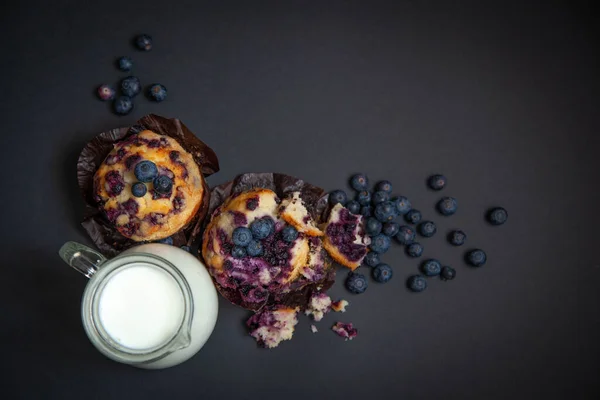 Süßer Muffin Mit Blaubeere Auf Schwarzem Hintergrund — Stockfoto