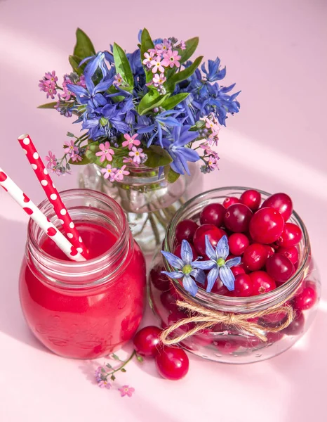 Zoete Bes Smoothie Roze Achtergrond — Stockfoto