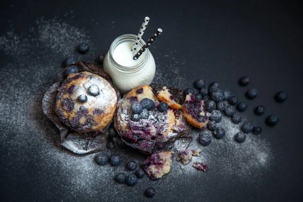 Muffin Sucré Aux Myrtilles Sur Fond Noir — Photo