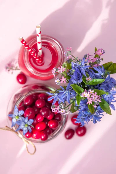 Söta Bär Och Smoothie Rosa Bakgrund — Stockfoto