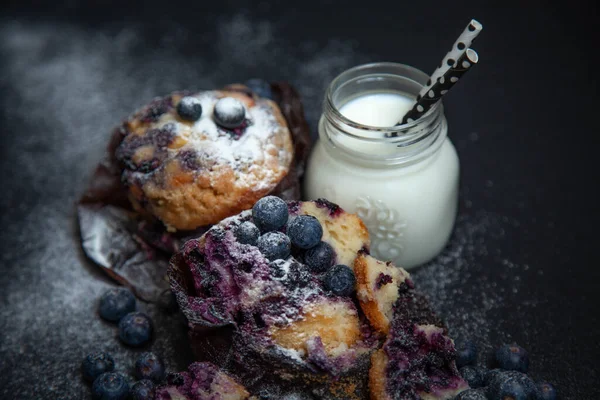 Bolinho Doce Com Mirtilo Fundo Preto — Fotografia de Stock