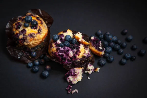 Muffin Sucré Aux Myrtilles Sur Fond Noir — Photo