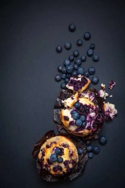 Bolinho Doce Com Mirtilo Fundo Preto — Fotografia de Stock