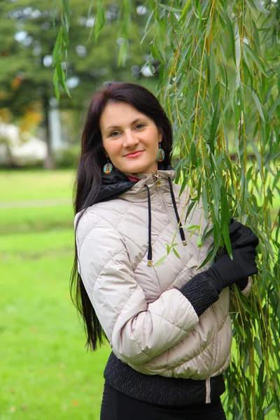 公園での女性ράφι κρασιού — ストック写真