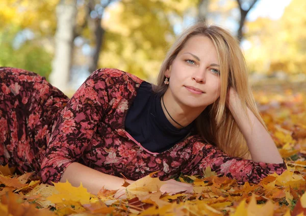 Woman outdoors — Stock Photo, Image