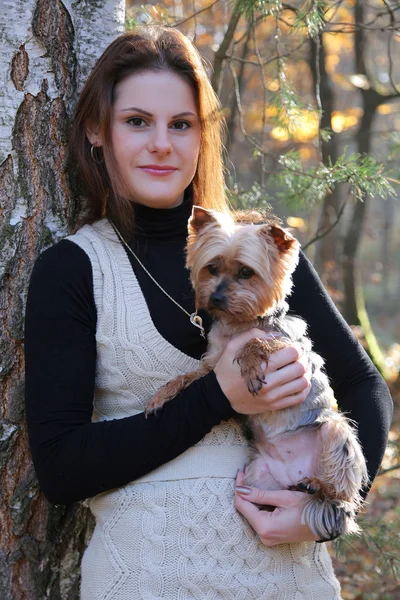 Femme dans la forêt — Photo