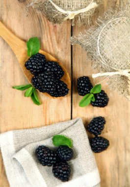 ahşap üzerine mavi