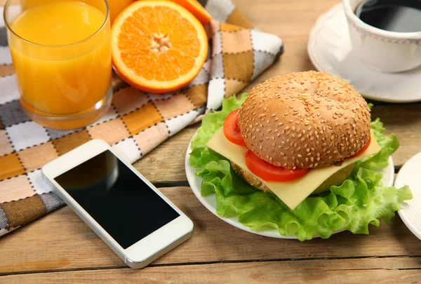 Telefon ve burger — Stok fotoğraf