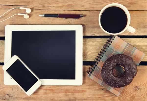 Donut auf Holz — Stockfoto