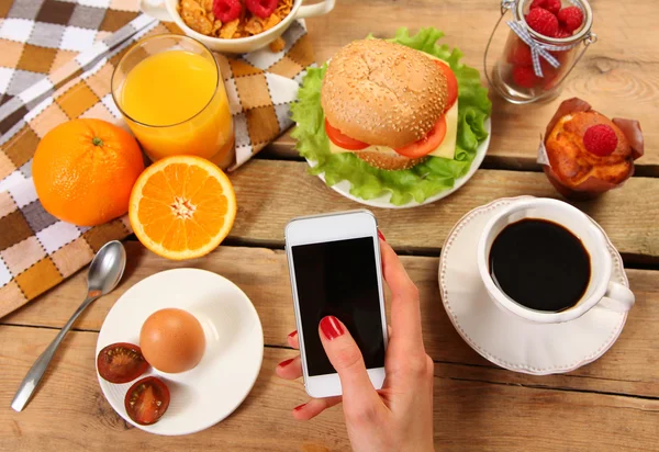 Telefone e comida — Fotografia de Stock