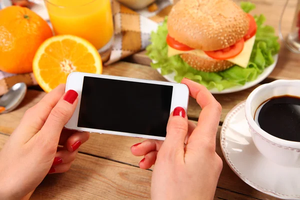 Telefon ve gıda — Stok fotoğraf