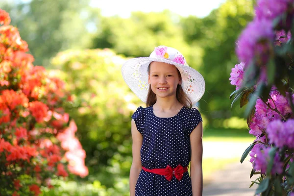 Mädchen im Park — Stockfoto