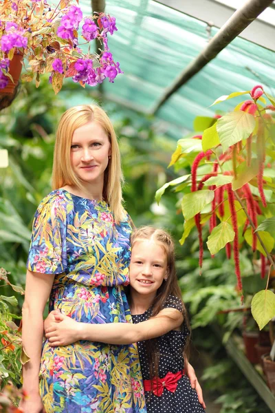 Flores y niñas — Foto de Stock