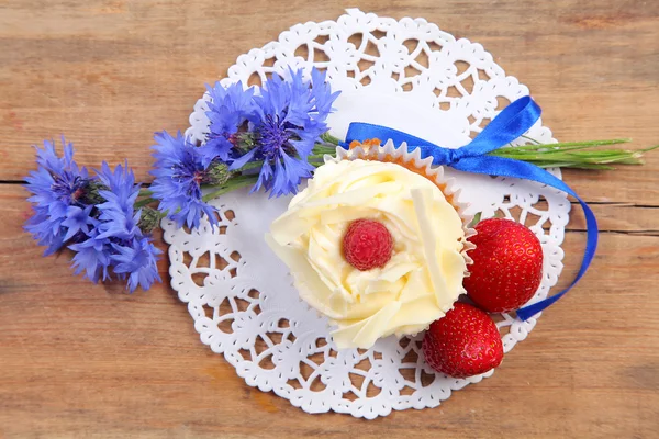 Kuchen und Beeren — Stockfoto