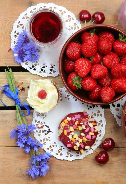 Erdbeere und Süßigkeiten — Stockfoto