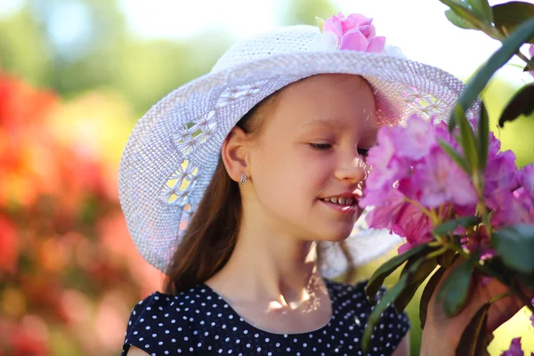 Girl wiyh rhododendron — Stockfoto