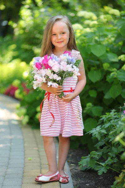 Ragazza con fiori — Foto Stock