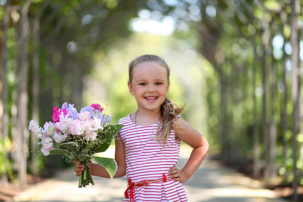 Promenader i parken — Stockfoto