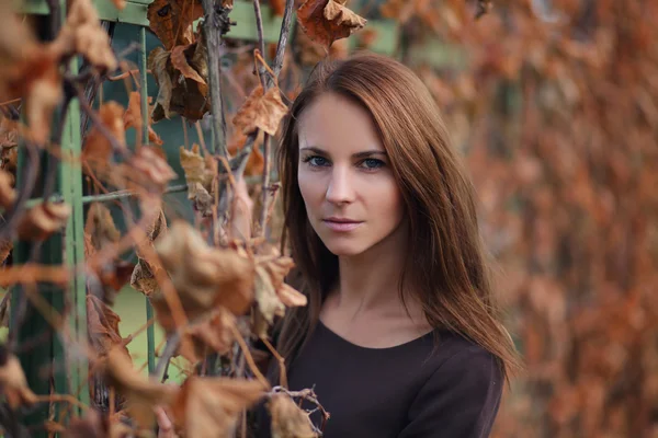 Femme dans le parc — Photo